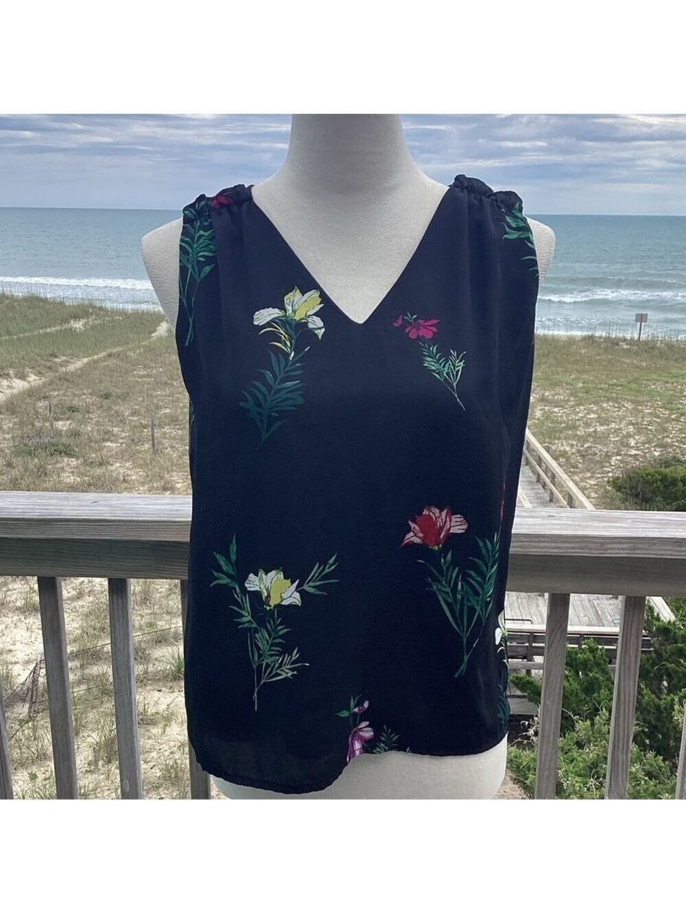 Floral V-Neck Tank by Vince Camuto - Picture 7 of 10